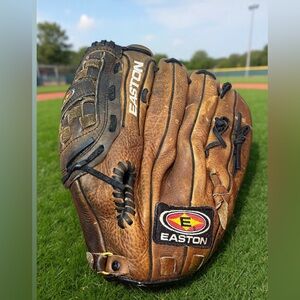 Lefty Mitt Easton Natural Series NAT 60 baseball glove.